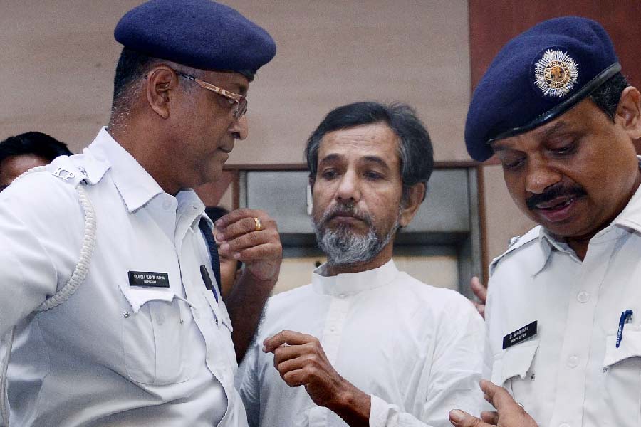 সারদা-কাণ্ড প্রকাশ্যে আসার পর ২০১৩-এর ২৩ এপ্রিল জম্মু-কাশ্মীরের সোনমার্গ থেকে সারদাকর্তা সুদীপ্ত সেনকে গ্রেফতার করা হয়। একই সঙ্গে গ্রেফতার হন সুদীপ্তের সঙ্গী দেবযানী মুখোপাধ্যায়কেও। সেই শুরু সারদা মামলার।