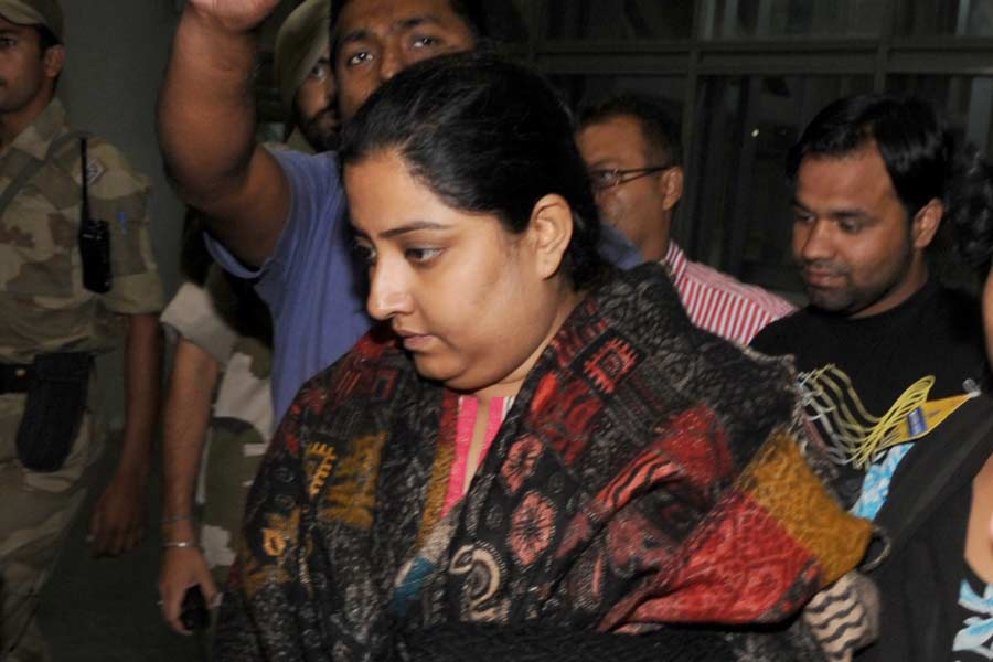 সুপ্রিম কোর্টের নজরদারিতে শুরু হয় সারদা মামলায় সিবিআই তদন্ত। সারদা কর্তা সুদীপ্ত সেন, তাঁর সঙ্গী দেবযানী-সহ ছ’জনকে নিজেদের হেফাজতে নেয় সিবিআই। তদন্তভার হাতে নেওয়ার ৮৪ দিন পর, অক্টোবরে প্রথম চার্জশিট আদালতে জমা দেয় সিবিআই।