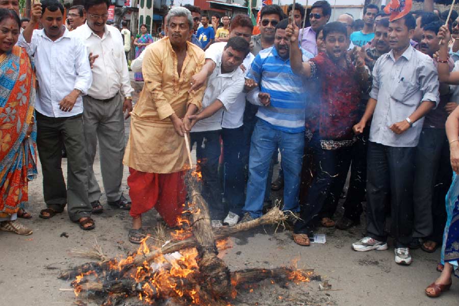 সিবিআই সূত্রে খবর, ২০০৬-০৭ থেকে এক খণ্ড জমি বা ফ্ল্যাট পাইয়ে দেওয়ার যে প্রকল্প সারদা শুরু করে, তাতে টাকা ঢেলেছিলেন লক্ষ লক্ষ গরিব মানুষ। তদন্তকারীদের দাবি, জমি, ফ্ল্যাট পাইয়ে দেওয়ার নাম করে কোটি কোটি টাকা তুলেছিলেন সুদীপ্ত। 