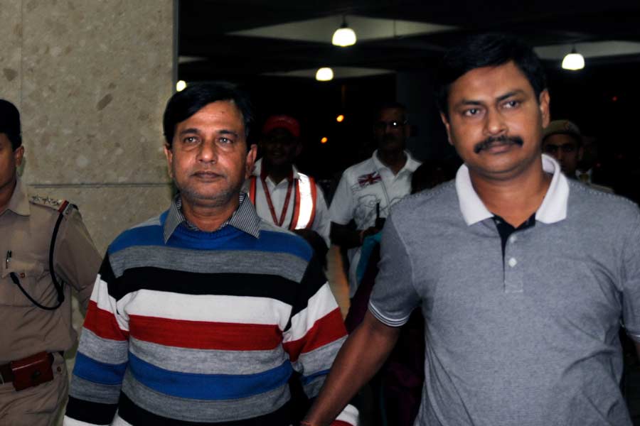 ওই প্রকল্প গতি পায় ২০০৮-০৯ সালে। পাঁচ বছর মেয়াদি এই প্রকল্পে অধিকাংশ আমানতের মেয়াদ পূরণ হওয়ার কথা ছিল ২০১৩-এর এপ্রিল নাগাদ। বকেয়া মেটানোর জন্য ১৬ থেকে ৩০ এপ্রিলের সময় দেওয়া হয়েছিল। 