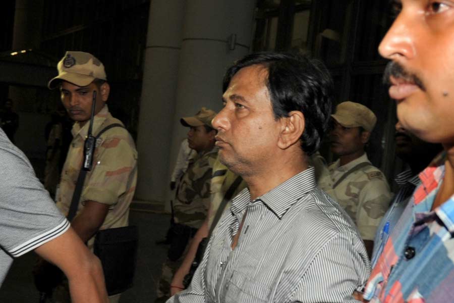 অফিস যে বন্ধ হয়ে গিয়েছে, সেই খবর হাওয়ার গতিতে ছড়িয়ে পড়ে চারদিকে। দিকে দিকে শুরু হয় বিক্ষোভ। এই সময় সুযোগ বুঝে গা ঢাকা দেন সুদীপ্ত সেন। সঙ্গে দেবযানী। শেষ পর্যন্ত ২৩ এপ্রিল সোনমার্গ থেকে গ্রেফতার। 