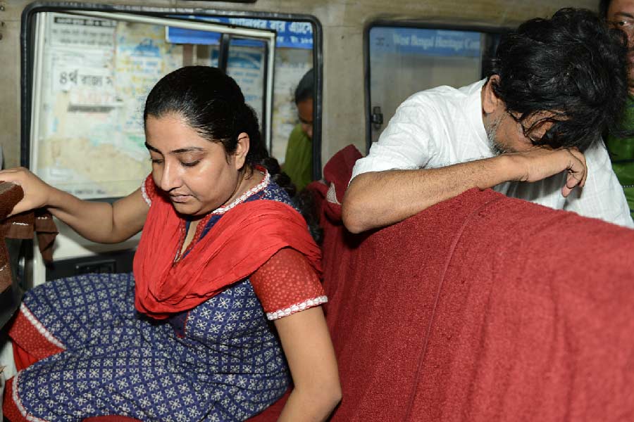 এই মামলায় নাম জড়ায় শাসক দলের একাধিক নেতা মন্ত্রীর। ২০১৩-য় রাজ্য সরকারের পুলিশের হাতে গ্রেফতার হওয়ার আগে সিবিআইকে একটি চিঠি দিয়েছিলেন সুদীপ্ত। সেখানে তিনি কয়েক জন রাজনৈতিক নেতার বিরুদ্ধে তাঁর কাছ থেকে টাকা নেওয়ার অভিযোগ করেছিলেন। সিবিআই পরে কয়েক জন নেতাকে গ্রেফতারও করে। 