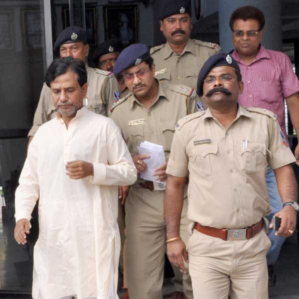 শুভেন্দু ছাড়াও কংগ্রেস, সিপিএমেরও একাধিক প্রথম সারির নেতার বিরুদ্ধে জোর করে টাকা নেওয়ার অভিযোগ চিঠিতে করেছেন সারদাকর্তা সুদীপ্ত। সেই চিঠি পাঠিয়েছেন প্রধানমন্ত্রী নরেন্দ্র মোদী এবং মুখ্যমন্ত্রী মমতা বন্দ্যোপাধ্যায়ের কাছে। 