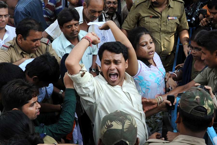 সারদার সম্পত্তি এবং আমানতকারীদের টাকা ফেরত দেওয়ার জন্য শ্যামল সেন কমিশন গঠন করেছিল রাজ্য সরকার। 