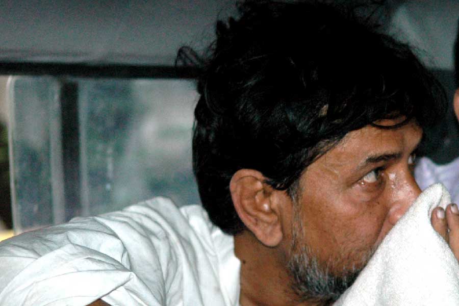 এরই মধ্যে সেবির বিজ্ঞপ্তিতে বলা হয়েছে, কলকাতার ক্যামাক স্ট্রিটে সেবির কার্যালয়ের পক্ষ থেকে জারি করা বিজ্ঞপ্তিতে বলা হয়েছে, গত ৩০ সেপ্টেম্বরের বিজ্ঞপ্তিতে আবেদনপত্র গ্রহণের শেষ সময় ২৮ অক্টোবর এবং ১ নভেম্বর নিলাম হওয়ার কথা থাকলেও উৎসবের মরসুমের প্রেক্ষিতে যাতে আরও বেশি ইচ্ছুক ক্রেতা নিলামে অংশ নিতে পারেন, সে কথা ভেবে আবেদনপত্র জমা দেওয়ার শেষ দিন ও নিলামের দিন পিছিয়ে দেওয়া হয়েছে।