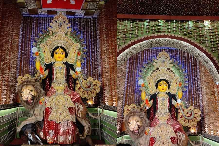 দৈবকপাড়া  সর্বজনীন জগদ্ধাত্রী পূজা কমিটি এই বছর মণ্ডপ সাজিয়েছে পুরো অন্য রকম ভাবে। প্রতিমায় মিলেমিশে গিয়েছে আধুনিকতার সঙ্গে সাবেক সাজ!