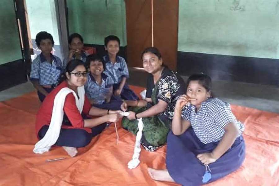 বাচ্চাদের খাবারদাবার, বইপত্র, তাদের পরিবারের অভাব-অনটনের পাশে দাঁড়ানো, সবটাই মহামায়া সামলেছেন নিজের হাতে।