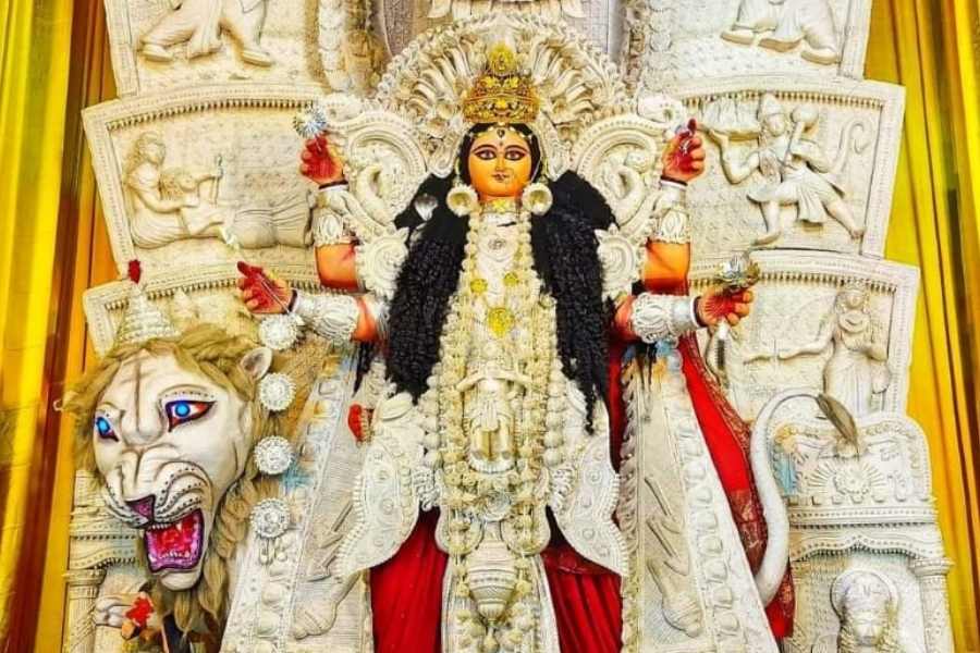 উর্দিপাড়া সর্বজনীনের জগদ্ধাত্রী আরাধনায় মণ্ডপ সেজে উঠেছে সোনালি রঙে। দেবীর সাজেও রয়েছে সাদা ও সোনালি ছোঁয়া।