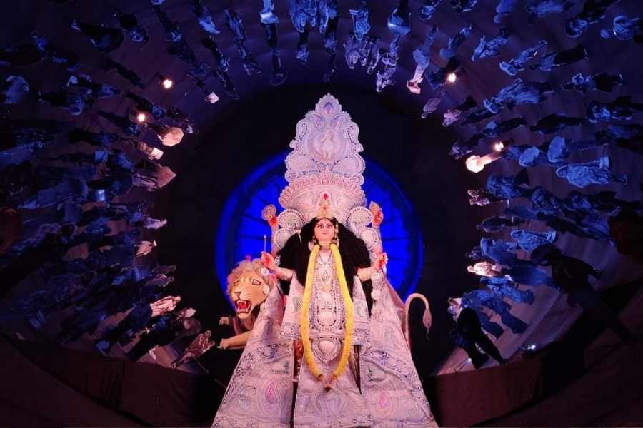 প্রতি বছরের মতো এবারেও অম্বিকা অ্যাথলেটিক ক্লাব সাড়ম্বরে করছে জগদ্ধাত্রীপুজো। তাঁদের মণ্ডপসজ্জা নীল রঙের আভায় ঘেরা, আর দেবী সেজে উঠেছেন স্নিগ্ধ ডাকের সাজে।