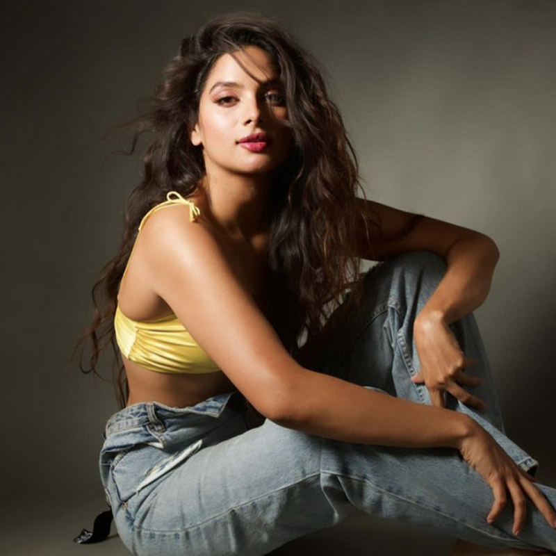 বলিউডি ‘আইটেম’ গান নিয়ে আশাবাদী তানিয়াও। সংবাদমাধ্যমে তিনি বলেছেন, ‘‘ওই সিনেমায় যে গানে নেচেছি, সেটা পাগলকরা। সকলকে শোনানোর জন্য সবুর সইছে না। এর কোরিয়োগ্রাফি করেছেন ‘দ্য গ্রেট’ জানি মাস্টার। সন্দেহ নেই যে, সব বিয়ের অনুষ্ঠানে এই গানটাই বাজানো হবে।’’