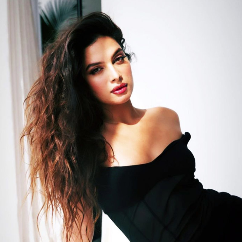 উচ্চশিক্ষার পর দেশে ফিরে অবশ্য মডেলিং শুরু করেছিলেন তানিয়া। তার আগে মডেলিং করার কায়দাও হাতেকলমে শেখেন তিনি। ২০১৫ সালে একটি সৌন্দর্য প্রতিযোগিতার শিরোপাও জিতে নেন। তখন থেকেই অভিনয়ের দিকে ঝোঁক বাড়ে তাঁর।