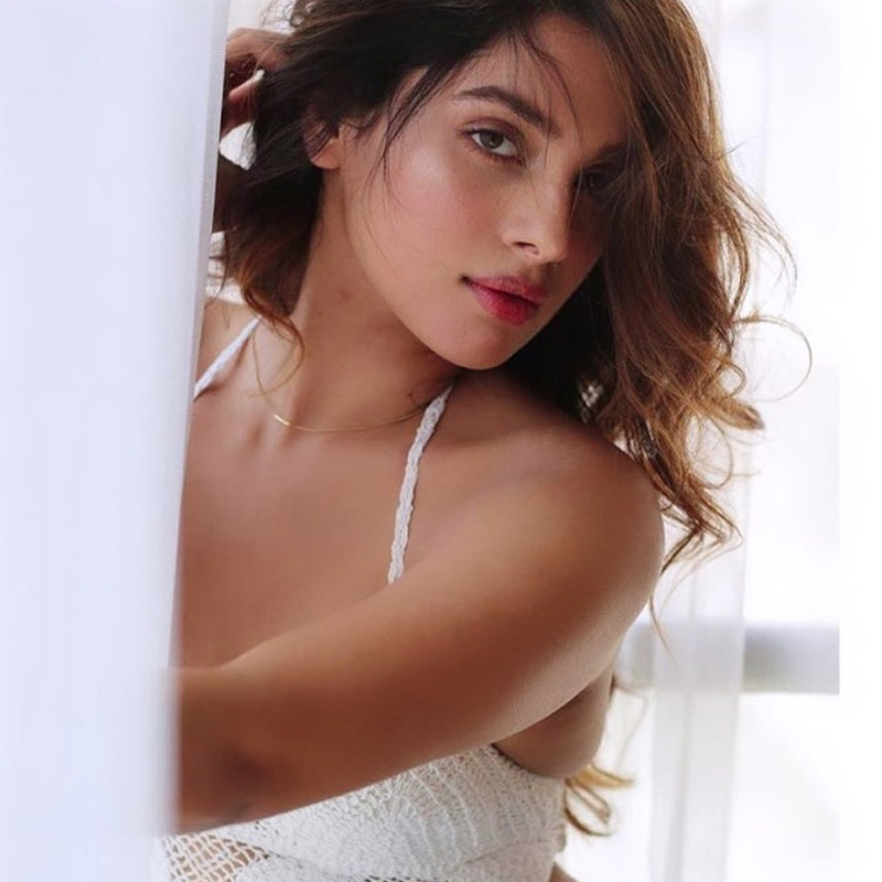 নেটমাধ্যমে নিজের ছোটবেলার ছবি পোস্ট করেছিলেন তানিয়া। সঙ্গে তাঁর নিন্দকদের উদ্দেশে ক্যাপশনে বলেন, ‘‘আমার ঠোঁট দু’টি আসল! ২০২১ সালের ১১ জানুয়ারিতে পোস্ট করা সে ছবিতে আরও অনেক না-বলা কথা লুকিয়ে ছিল।