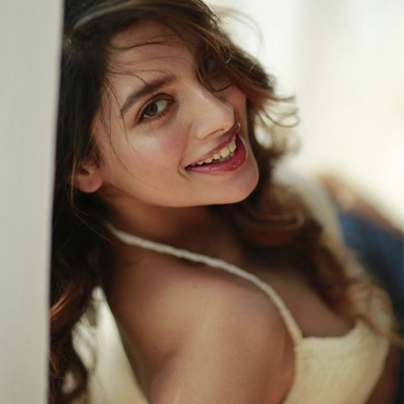 কী বলতে চেয়েছিলেন তিনি? ঠোঁট-ফোলানো আধোমুখের সেই বাচ্চা মেয়েটির সঙ্গে আজকের তানিয়াকে মিলিয়ে দেখুন তো! এটাই কি বলেছিলেন তিনি? তাঁর অনুরাগীরা অন্তত তেমনই মনে করেন।