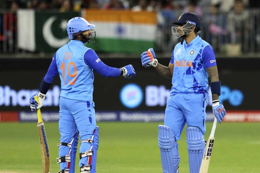 সরাসরি: প্রাথমিক ধাক্কা সামলে সূর্যের ব্যাটে ম্যাচে ফিরছে ভারত, ১৭ ওভারে স্কোর ১১৫/৬