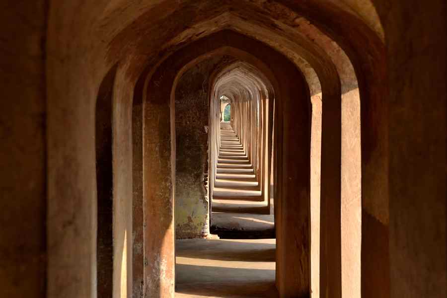 আগেরটি লখনউয়ে আঠারো শতকে তৈরি করেছিলেন নবাব আসাদ-উদ-দৌলা। দেশে তখন দুর্ভিক্ষ চলছে। প্রজাদের কাজ এবং খাবারের জোগান দিতেই নাকি নবাবসাহেব বড়া ইমামবাড়া তৈরি করিয়েছিলেন। ভুলবশত তৈরি হয়ে গিয়েছিল গোলকধাঁধা। গুজরাতেরটি অবশ্য ভুল করে নয়, রীতিমতো পরিকল্পনা করেই তৈরি।