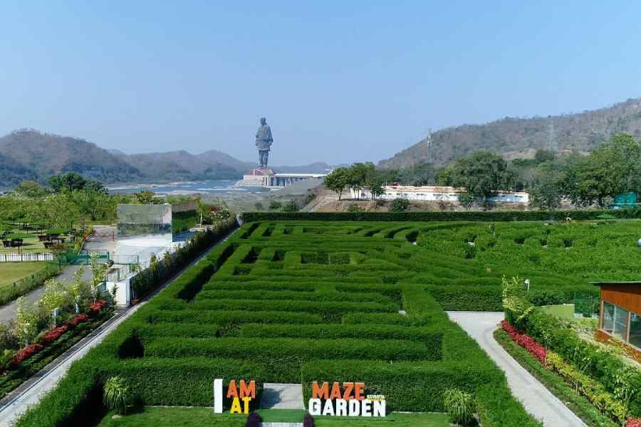 প্যাটেলের সেই মূর্তি উচ্চতায় হার মানিয়েছিল বিশ্বের সমস্ত সুউচ্চ বৈগ্রহিক মূর্তিকে। রবিবার সেই মূর্তিরই পাদদেশের এই নতুন গোলকধাঁধার দরজা খুলছে। যা আকারে টেক্কা দেবে দেশের সবচেয়ে বড় ‘ভুলভুলাইয়া’কে।