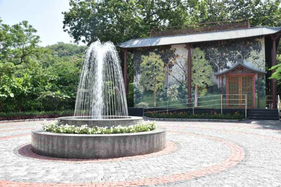 সাধারণত কৃত্রিম অরণ্য তৈরি করতে সময় লেগে যায় ২০ থেকে ৩০ বছর। কিন্তু জাপানের ওই উদ্ভিদ-বিজ্ঞানী তথা প্রকৃতিবিদের পদ্ধতিতে একসঙ্গে বহু চারাগাছ গায়ে গায়ে পুঁতে দিলে তা দ্রুত বাড়ে। সেই নিয়মেই মেজ গার্ডেনের কাছেই বিস্তৃত এলাকায় প্রায় ১ লক্ষ আশি হাজার চারাগাছ রোপণ করা হয়। গত কয়েক বছরে সেই গাছই বেড়ে তৈরি হয়েছে ঘন প্রাকৃতিক জঙ্গল।