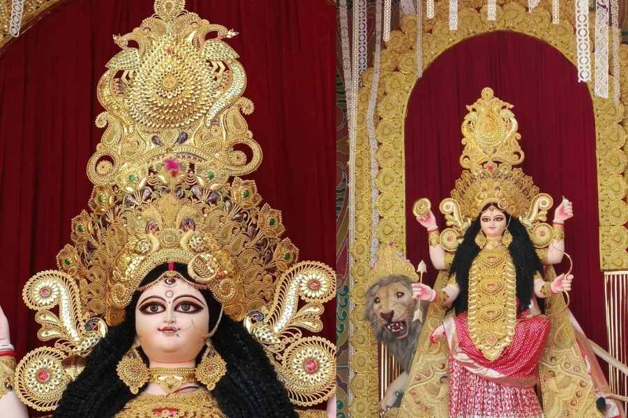 হেলাপুকুরধার জগদ্ধাত্রী পূজা কমিটির এ বছরে নজর কেড়েছে সবার। মাতৃ প্রতিমার গহনা, মুকুট থেকে আটচালা, সবটাই তৈরি করা হয়েছে সোনা দিয়ে।