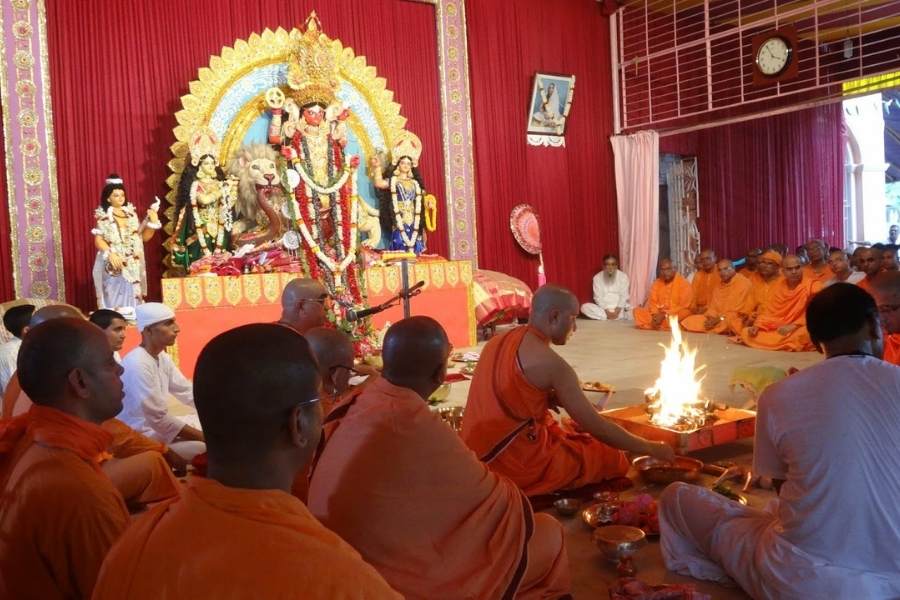 জানা যায়,  ১৮৭৭ খ্রিষ্টাব্দে সারদা দেবীর মা তথা শ্যামা সুন্দরী দেবীর হাত ধরেই শুরু হয়েছিল এই জগদ্ধাত্রী পুজো। 