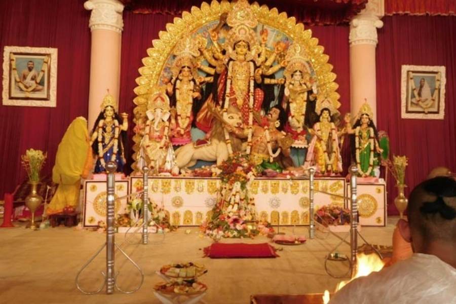 প্রাথমিক দিনগুলোয় জয়রামবাটিতে কিন্তু দুর্গাপুজো হত না। ১৯২৫ সালে ঘট পেতে দুর্গাপুজো শুরু হয় জয়রামবাটিতে। 