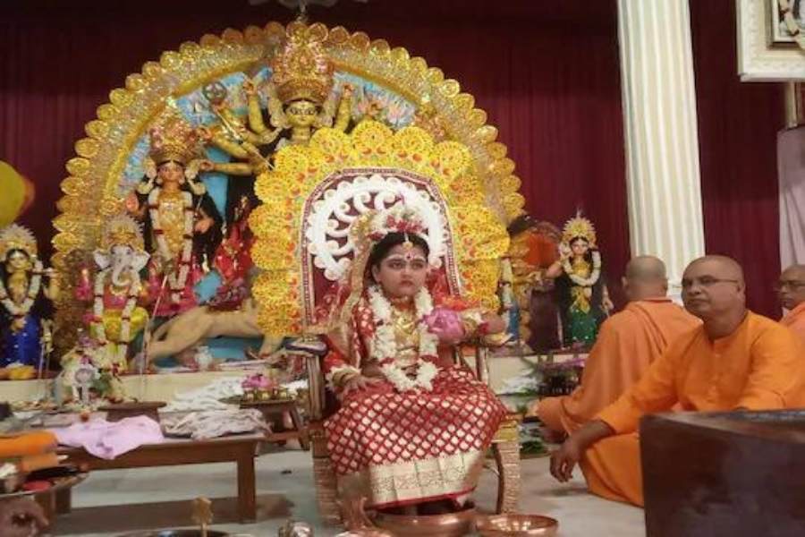 তারও প্রায় ২৭ বছর পরে, মাতৃ মন্দিরে মাটির প্রতিমা তৈরি করে দুর্গা বন্দনা শুরু হয়। প্রতি বছর অষ্টমীতে তিথি মেনেই  কুমারী পূজা পালন করা হয় জয়রামবাটিতে। যা দেখতে আজও ভিড় জমান বহু মানুষ।