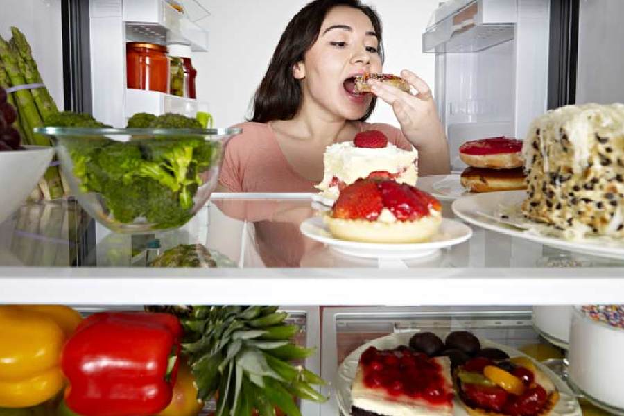 মানসিক চাপ বাড়লে গ্লুকোজসমৃদ্ধ খাবার খাওয়ার তীব্র আকাঙ্ক্ষা হয়। 