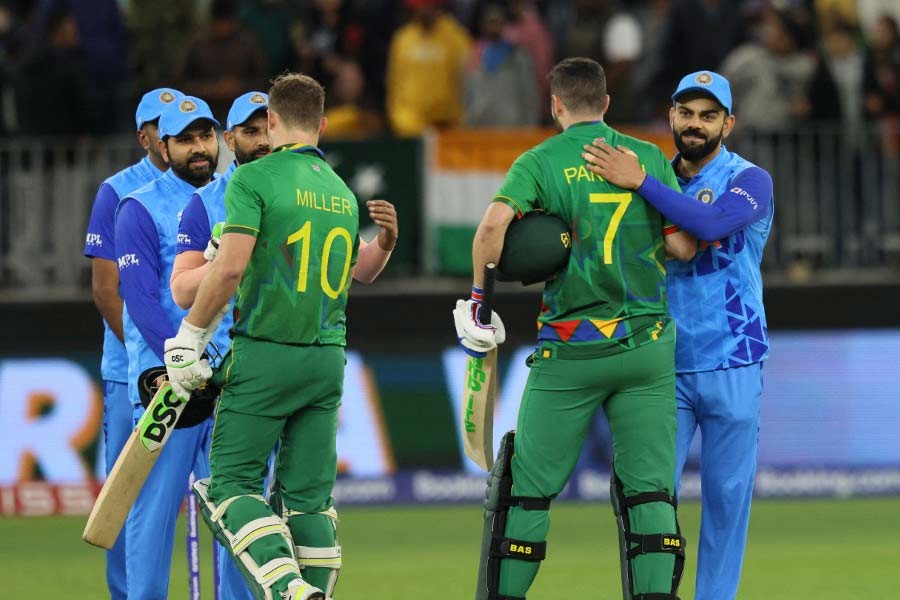 একটা নিশ্চিত রান আউট হাত ছাড়া! তার পর ১৮তম ওভারে বল করতে দেওয়া হয় রবিচন্দ্রন অশ্বিনকে। রবিবার রাতে রোহিত শর্মার এই জোড়া ভুলেরই কি মাসুল দিল টিম ইন্ডিয়া? কেন না রোহিত নিজেই বলেছেন, ‘‘আমরা ভালই লড়ছিলাম। কিন্তু আমরা আগের দিনগুলোর মতো ফিল্ডিং করতে পারিনি। আমিও একটা ভুল করেছি।’’