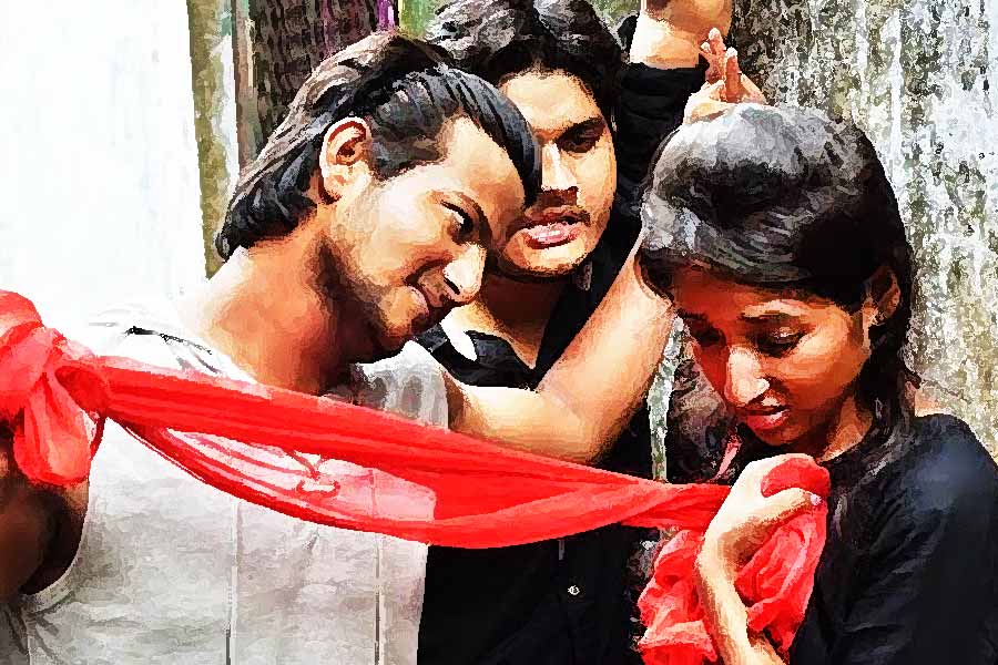 শুক্রবার, ২৮ অক্টোবর। রাজধানীর বুকে ঘটে এক মর্মান্তিক ঘটনা। বোনকে যৌন হেনস্থা করার প্রতিবাদ করতে গিয়ে খুন হতে হল এক ১৭ বছরের কিশোরকে। বাড়ির কাছেই ছুরি দিয়ে কুপিয়ে মারা হল তাকে।