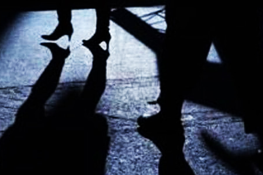 তার বোনের জীবনে এমন এক ঘটনা ঘটে যা পুরো পরিবারকে নাড়িয়ে দেয়। বোনকে দু’জন যৌন হেনস্থা করেছে বলে জানায় সে। এই ঘটনার প্রতিবাদ করার সিদ্ধান্ত নেয় মনোজ।