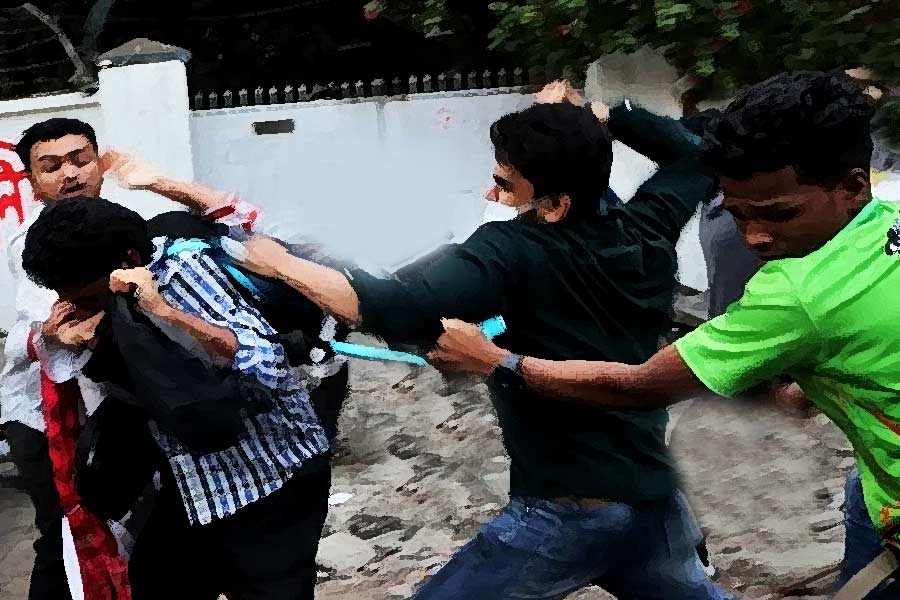 দেখামাত্রই দু’জনের উপর ঝাঁপিয়ে পড়ে মনোজ। কিছু সময় পর পরিস্থিতি নিয়ন্ত্রণের বাইরে চলে যায়। দুই পক্ষের মধ্যে হাতাহাতি শুরু হয়।