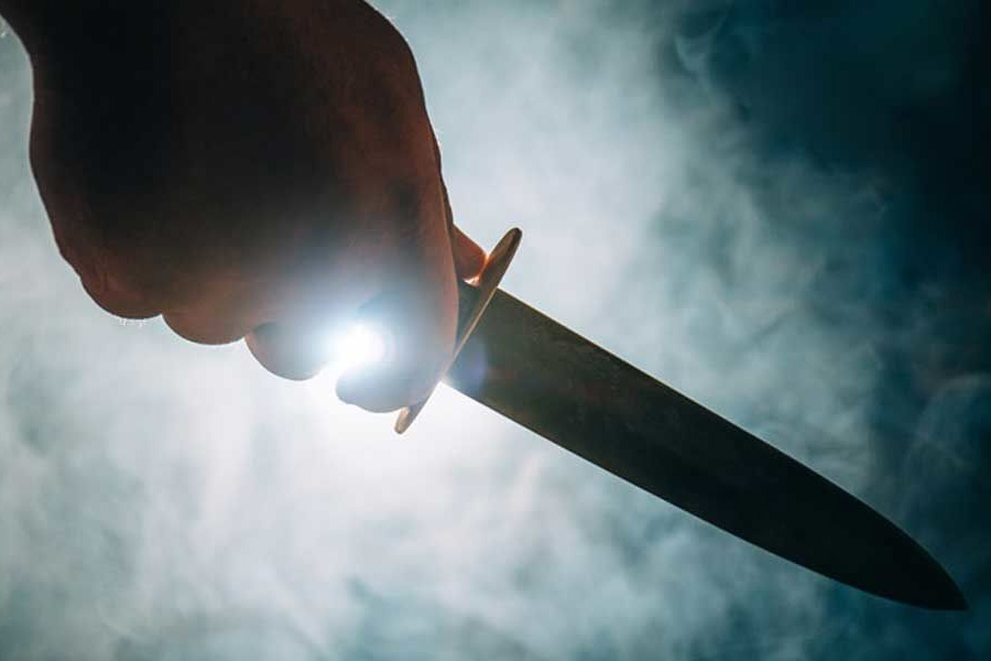 এই হাতাহাতি পরে ভয়ঙ্কর রূপ নেয়। দুই হেনস্থাকারীর মধ্যে এক জন মনোজকে ছুরি দিয়ে বার বার মারার চেষ্টা করতে থাকে।