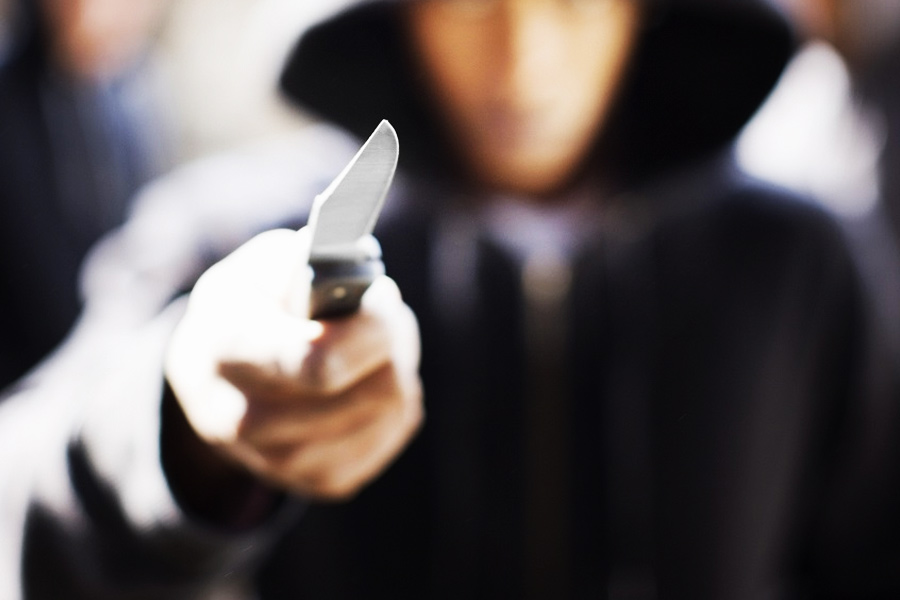 কিছু ক্ষণ ধস্তাধস্তির পর মনোজকে পিছন থেকে চেপে ধরে ছুরি চালানো হয়।