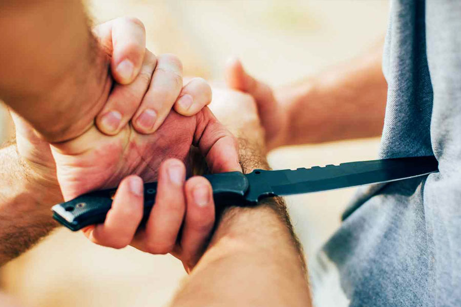 মেরুদণ্ডের সোজাসুজি ছুরি দিয়ে আঘাত করা হয় মনোজকে।