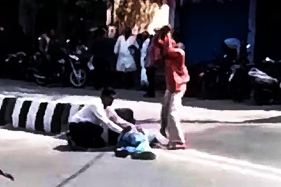 ছুরির আঘাতে রাস্তাতেই লুটিয়ে পড়ে মনোজ। মনোজকে রাস্তায় রক্তাক্ত অবস্থায় পড়ে থাকতে দেখে এলাকার বাসিন্দারা পুলিশকে ফোন করে।