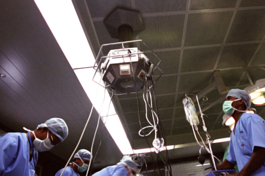 ঘটনাস্থল থেকে পুলিশ তাকে সর্দার পাটেল হাসপাতাল নিয়ে যায়। কিন্তু হাসপাতালে পৌঁছনোর পর মারা যায় মনোজ।