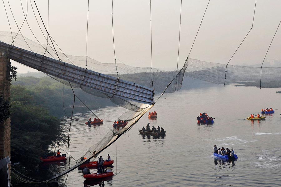 প্রধানমন্ত্রী নরেন্দ্র মোদীর রাজ্য গুজরাতের উন্নয়নের বিজ্ঞাপনে কি গভীর অস্বস্তি জাগিয়ে দিল মোরবির পায়ে হাঁটা সেতুর ভেঙে পড়ার ঘটনা? সোমবার এই প্রতিবেদন লেখা পর্যন্ত এই ঘটনায় ১৪০ জনের মৃত্যু হয়েছে। 