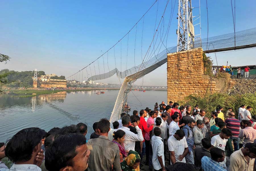 পায়ে হাঁটার সেতু ভেঙে এত মৃত্যুর ঘটনা কি আগে ঘটেছে? গুগলে ‘ফুট ব্রিজ কোল্যাপস্’ লিখে সার্চ দিলে যা বেরোচ্ছে, তাতে এত মৃত্যুর ‘নজির’ মিলছে না। 