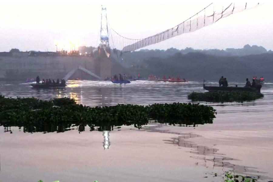 রবিবার সন্ধ্যা সাড়ে ৬টা নাগাদ গুজরাতের মোরবী জেলার মাচ্ছু নদীর উপর ওই ঝুলন্ত সেতুটি ভেঙে পড়ে। স্থানীয় সংবাদমাধ্যম সূত্রে খবর, সেতুতে একসঙ্গে পাঁচশো জন উঠে পড়ার জেরেই এই বিপর্যয় ঘটেছে। 