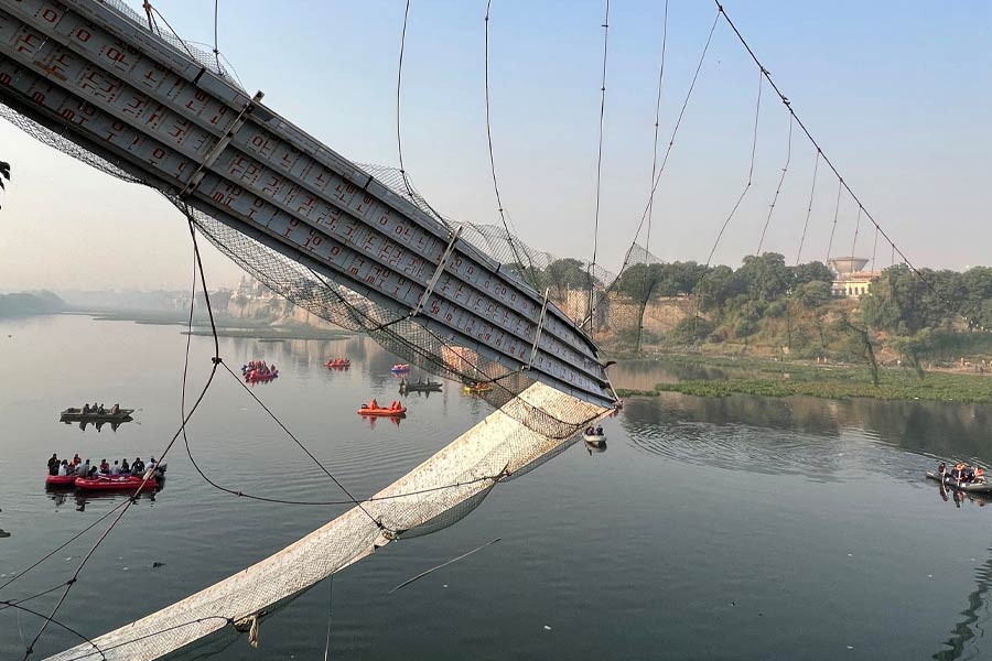প্রথমে স্থানীয় বাসিন্দাদের সাহায্যে উদ্ধারকাজ চললেও, পরে বিপর্যয় মোকাবিলা বাহিনী এবং পুলিশ গিয়ে উদ্ধারকাজ শুরু করে। জখমদের ভর্তি করানো হয় স্থানীয় হাসপাতালে। স্থানীয় বাসিন্দাদের একাংশ জানাচ্ছেন, সেতুর উপরে যাঁরা ছিলেন, তাঁদের অধিকাংশই পর্যটক।