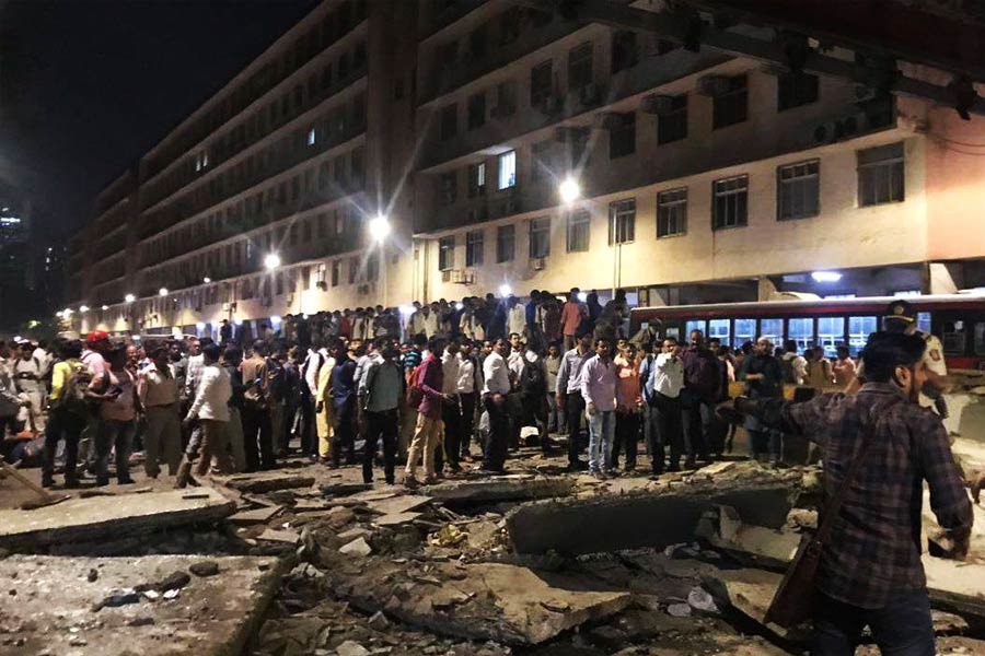 ২০১৯ সালে মুম্বইয়ের কসাব সেতুতেও একই ঘটনা ঘটেছিল। সেতুর কংক্রিটের পাটাতনের একটা বড় অংশ ভেঙে রাস্তায় পড়ে দুই মহিলা-সহ ছ’জনের মৃত্যু হয়েছিল। আহত অন্তত ৩৪। 