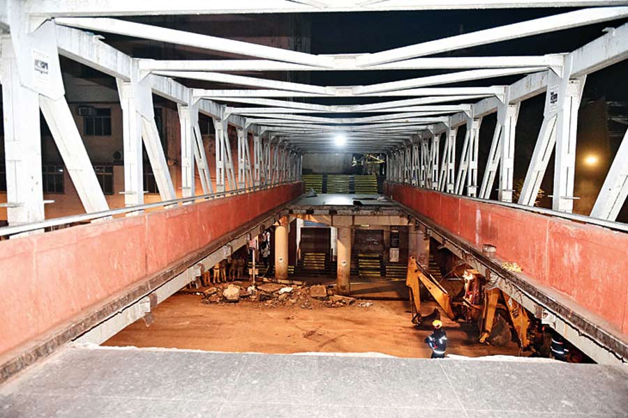 সিএসটি-র ১ নম্বর প্ল্যাটফর্মের উত্তর প্রান্তের সঙ্গে এই সেতু জুড়েছে উল্টো দিকের বিটি লেনকে। কাছেই একটি ইংরেজি সংবাদপত্রের দফতর। অফিস টাইমের ভিড়েই ভেঙে পড়েছিল ১৯৮৪ সালে তৈরি এই পায়ে হাঁটার সেতু। ভেঙে পড়া চাঙড়ের আঘাতে রাস্তাতেও জখম হয়েছেন অনেকে। 