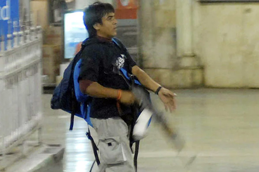 ২৬/১১-তে মুম্বইয়ের ছত্রপতি শিবাজি টার্মিনাস স্টেশন (সিএসটি)-এ তাণ্ডব চালানোর পরে এই সেতু পেরিয়েই নাকি কামা হাসপাতালে গিয়েছিল লস্কর জঙ্গি আজমল কসাব। তার পর থেকেই সেতুটি ‘কসাব ব্রিজ’ নামে পরিচিত।