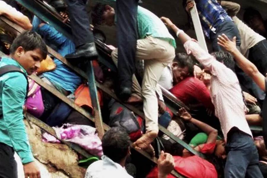 ২০১৭ সালে মুম্বইয়ের এলফিনস্টন রোড স্টেশনের সংযোগকারী পায়ে হাঁটার সেতুতে যে ঘটনা ঘটেছিল, তা অবশ্য একটু আলাদা। সে বার সেতু ভেঙে না পড়লেও, ব্রিটিশ আমলের জীর্ণ, সরু ওই সেতুতে পদপিষ্ট হয়ে মারা গিয়েছিলেন আট মহিলা-সহ ২২ জন। আহত হয়েছিলেন কমপক্ষে ৩৯ জন। 