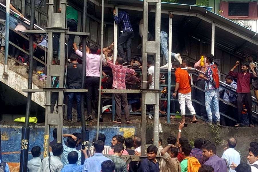 প্রবল বৃষ্টি আর দমবন্ধ ভিড়ের মধ্যে পর পর দু’টো গুজব ওই বিপদ ডেকে এনেছিল। সকাল প্রায় পৌনে ১১টা। বৃষ্টি থেকে বাঁচতে বহু যাত্রী তখন সেতুতে উপরে দাঁড়িয়ে ছিলেন। এই সময়েই নাকি গুজব রটে— ভিড়ের চাপে সেতুর একটা দিক ভেঙে পড়ছে।