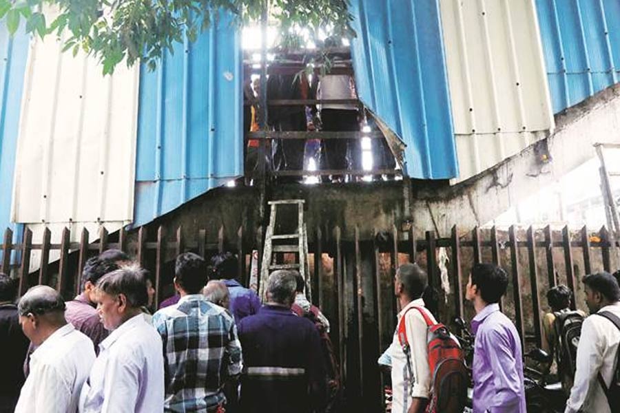 গুজবের আতঙ্কে শুরু হয় ঠেলাঠেলি। বৃষ্টিতে এমনিতেই পিছল ছিল সেতু। অনেকে পড়ে যান। আর উঠতে পারেননি। 