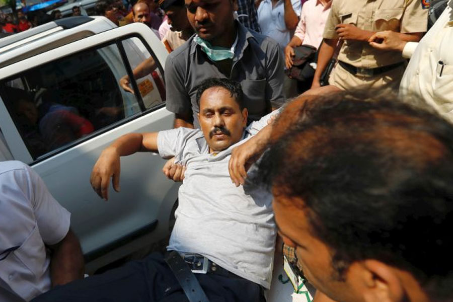 যাত্রী ও পুলিশের একাংশের অবশ্য দাবি ছিল, ওই সময় বিস্ফোরণের মতো একটি জোরালো শব্দ হয়। কিছু লোক চিৎকার করে বলেন, ‘‘শর্ট সার্কিট হয়েছে। লোহার ব্রিজে বিদ্যুৎ চলে আসতে পারে।’’ তা শুনেই যাত্রীদের মধ্যে হুড়োহুড়ি লেগে যায়। যার জেরে অত বড় বিপর্যয় ঘটে। কেউ কেউ রেলিং টপকেও ঝাঁপ দিতে যান নীচে।