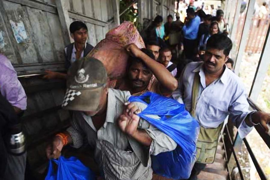 ঘটনাচক্রে, মাত্র দু’দিন আগে ভিড়ে ঠাসা ওই ফুটব্রিজটির ছবি টুইট করেছিলেন মুম্বইয়ের লোকাল ট্রেনের এক নিত্যযাত্রী। তৎকালীন রেলমন্ত্রী পীযূষ গয়ালকে ছবিটা ‘ট্যাগ’ করে লিখেছিলেন, ‘কিছু করুন।’