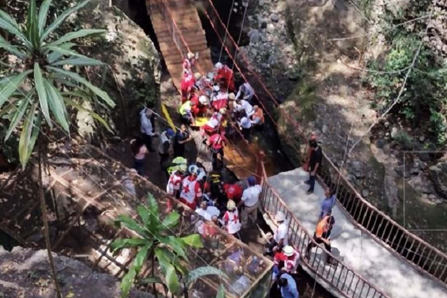 ঘটা করে ঝুলন্ত সেতুর উদ্বোধন করেছিলেন ওই শহরের মেয়র হোসে লুইস। উদ্বোধনের পর ব্যবহারের জন্য সেতুটি খুলে দেওয়া হয়। মেয়র এবং তাঁর স্ত্রী-সহ জনা কুড়ি সেই সেতুতে ওঠেন। সেতু দিয়ে পারাপার করতে গিয়েই সেটি ভেঙে পড়ে।