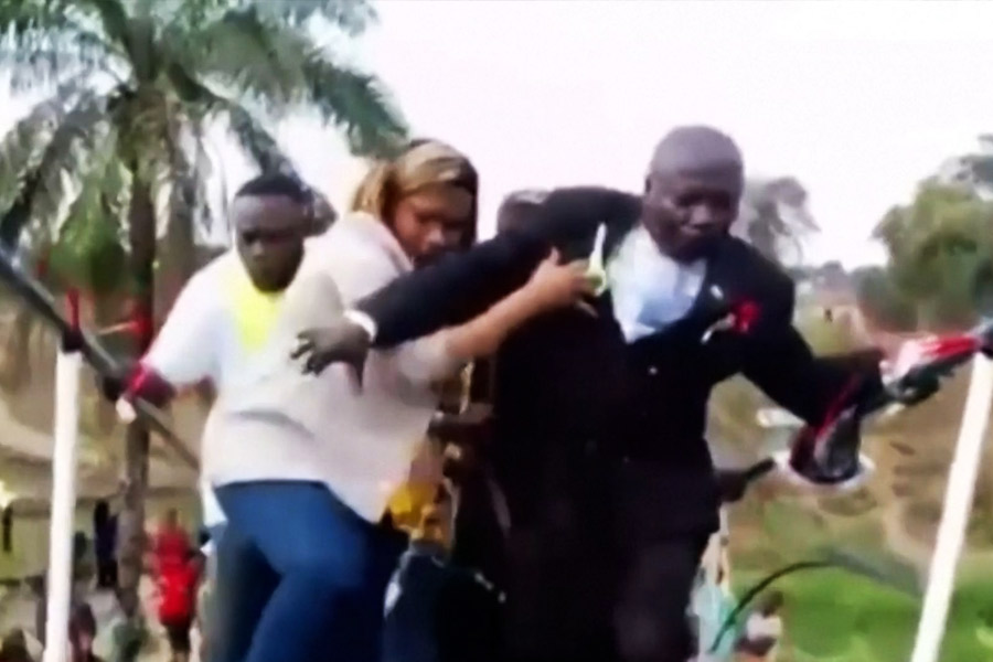 উদ্বোধনের সময়েই সেতু ভেঙে পড়ার আরও একটি ঘটনা ঘটেছে চলতি বছরে। কঙ্গোয়। 