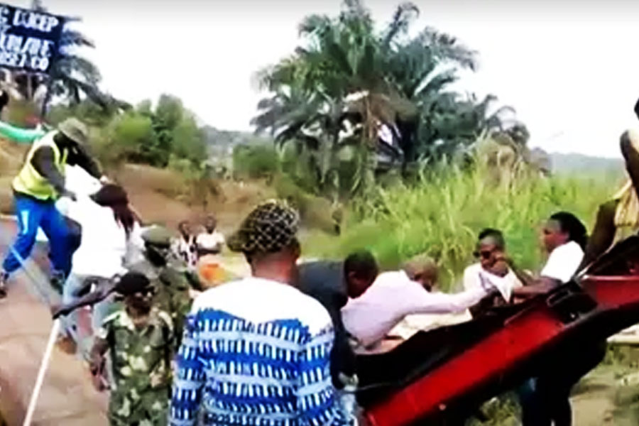 বর্ষাকালে অস্থায়ী সেতু দিয়ে নদী পারাপারে দুর্ঘটনা এড়াতে তৈরি করা একটি স্থায়ী সেতু তৈরি করা হয়। সরকারি আধিকারিকেরা যখন লাল ফিতে কেটে  উদ্বোধন করতে যান, ঠিক সেই মুহূর্তেই সেতুটি ভেঙে পড়ে। যদিও এই ঘটনায় কারও মৃত্যু হয়নি। কেউ গুরুতর জখমও হননি। 